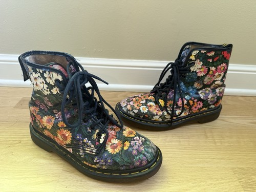 Black floral doc - doc, lug