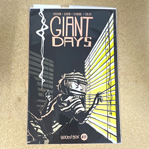 Giant days boom box - giant, |