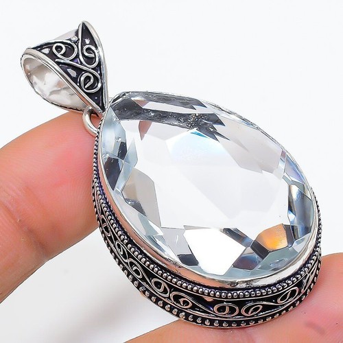 Pendentif bijou fait - , main