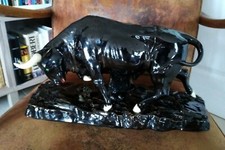 Superbe Statue d'un taureau en plâtre vernissé années 50/60