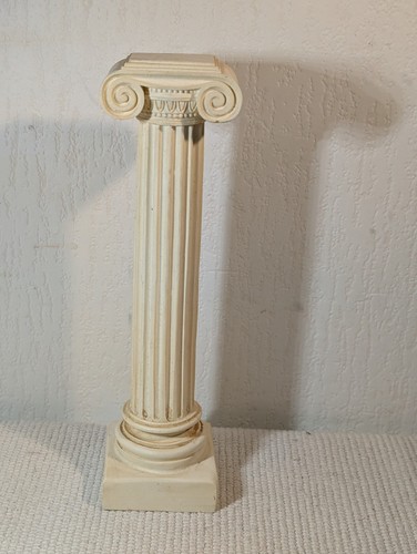 Petite colonne ionique - , de