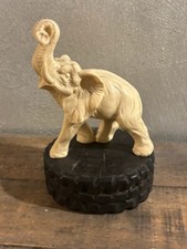 sculpture sur socle en bois