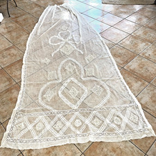 Ancien long voile de Mariée nid d’abeilles coton richement brodé & crocheté XIX