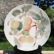 Ancienne assiette en barbotine St Clément 21 cm modèle Les Fruits / Abricots