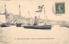 CPA 14 TROUVILLE SUR MER / VAPEUR REMORQUANT DES BARQUES DE PECHE