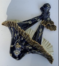 BOUQUETIERE MURALE DE CHOISY BLE ROI EN FAIENCE EN FORME DE CHAPEAU MARQUE HB