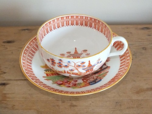 Tasse soucoupe ancienne en - tasse, et