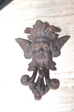 fronton fonte ancien tête couronne aile coin billard ?