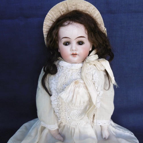 Belle poupée ancienne - belle,