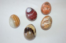 CINQ OEUFS EN PIERRE NATURELLE  VOIR PHOTOS POUR DESCRIPTIF