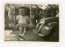 PHOTO snapshot, Roland sur une balançoire voiture ancienne Citroën 2 CV avant