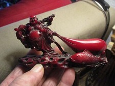 Jolie Statuette Chinoise en Résine Rouge Pêcheur & Filet Gros Poisson Karpe Koï