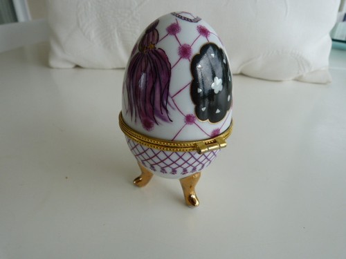 Oeuf porcelaine sur pieds - porcelaine,