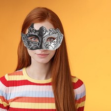  Masque Orné De Métal