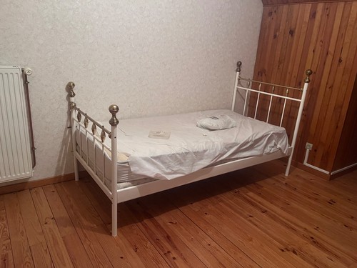 Lit une place avec - place,