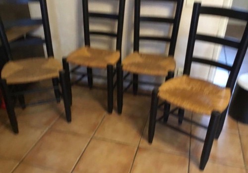 Série chaises bauche - bauche, par
