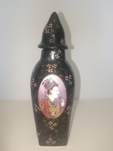 Vase avec couvercle - couvercle, peint