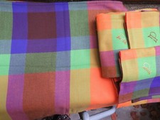 NAPPE MADRAS 160 cm X 150 cm + 12 SERVIETTES 50 cm X 50 cm brodée P en DRALON