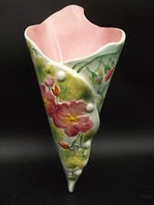 SAINT CLEMENT - BELLE BOUQUETIERE CORNET MURALE EN BARBOTINE AU DECOR FLEURI