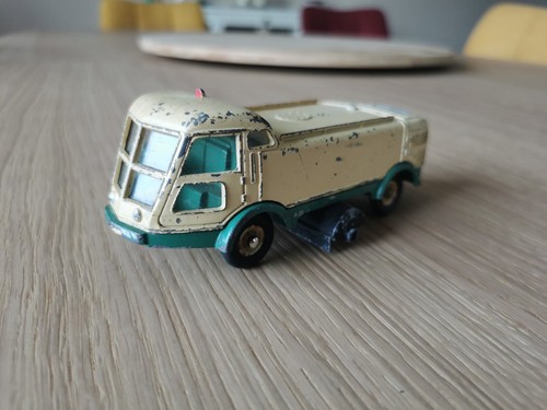 Dinky toys balayeuse - , 596