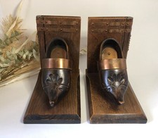 2 serres-livres en bois avec des sabots gravés et un livre