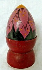 œuf ancien en bois peint