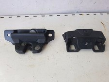 Système attache hayon pour