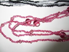 BIJOUX FANTAISIE 2 COLLIERS EN PERLES DE ROCAILLE 1 NOIR & 1 ROSE NEUFS