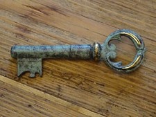 Tire bouchon en forme de clé bronze patiné