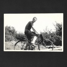 Jeune homme à vélo cycliste