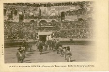30 CPA   - ARENES DE NIMES - COURSE TAUREAUX CORRIDA - ENTREE DE LA QUADRILLA