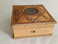 Jolie boîte en carton bouilli