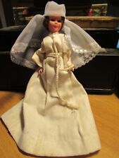 Ancienne petite poupée en robe de  communiante