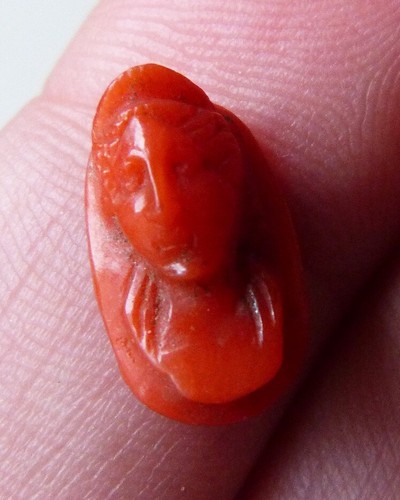 Petit camée corail - petit, femme