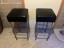 Lot de 2 chaises simili-cuir avec pieds aluminium