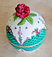 Très belle bonbonnière en porcelaine de Limoges, prise par une fleur rose