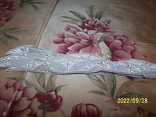 Ancienne incrustation ou application brodée bleu ciel. Soie. Réf : n°112