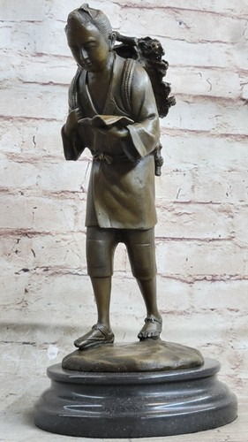Bronze sculpture debout - de, un