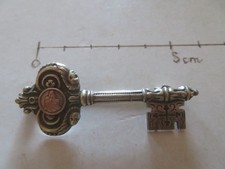 broche ancienne métal argenté clé du paradis ?? jésus marie