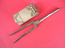 Ancien fer à friser avec son réchaud.