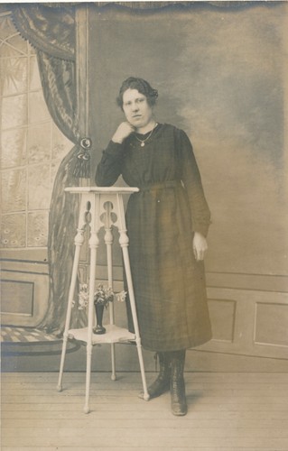 Photo carte jeune femme debout - photo-carte,