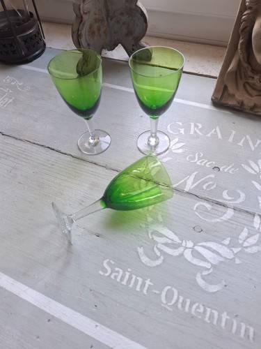 Verres anciens a pied - ,