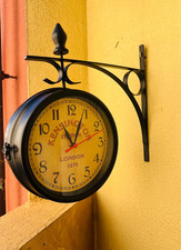 Grande horloge murale de gare