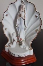 Vierge en porcelaine sur bois