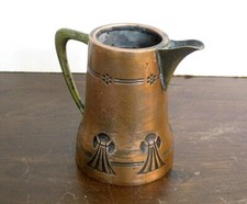 TRES JOLI PETIT POT A LAIT