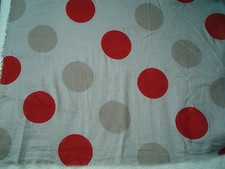 COUPE  TISSU VOILE DE COTON GRIS POIS TAUPE ET ROUGE