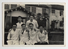 Groupe jeunes hommes blouse blanche scientifiques?  - Photo vintage Japon