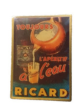 Pin’s Alcool Boisson Ricard Affiche Publicitaire L’Apéritif à l’Eau (1487)