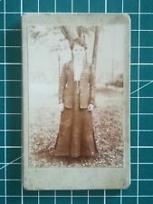 A175 CDV Photo circa 1900 TBE FEMME EN PIED EN EXTERIEUR - Studio INCONNU