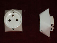 1 Prises deux pôles plus